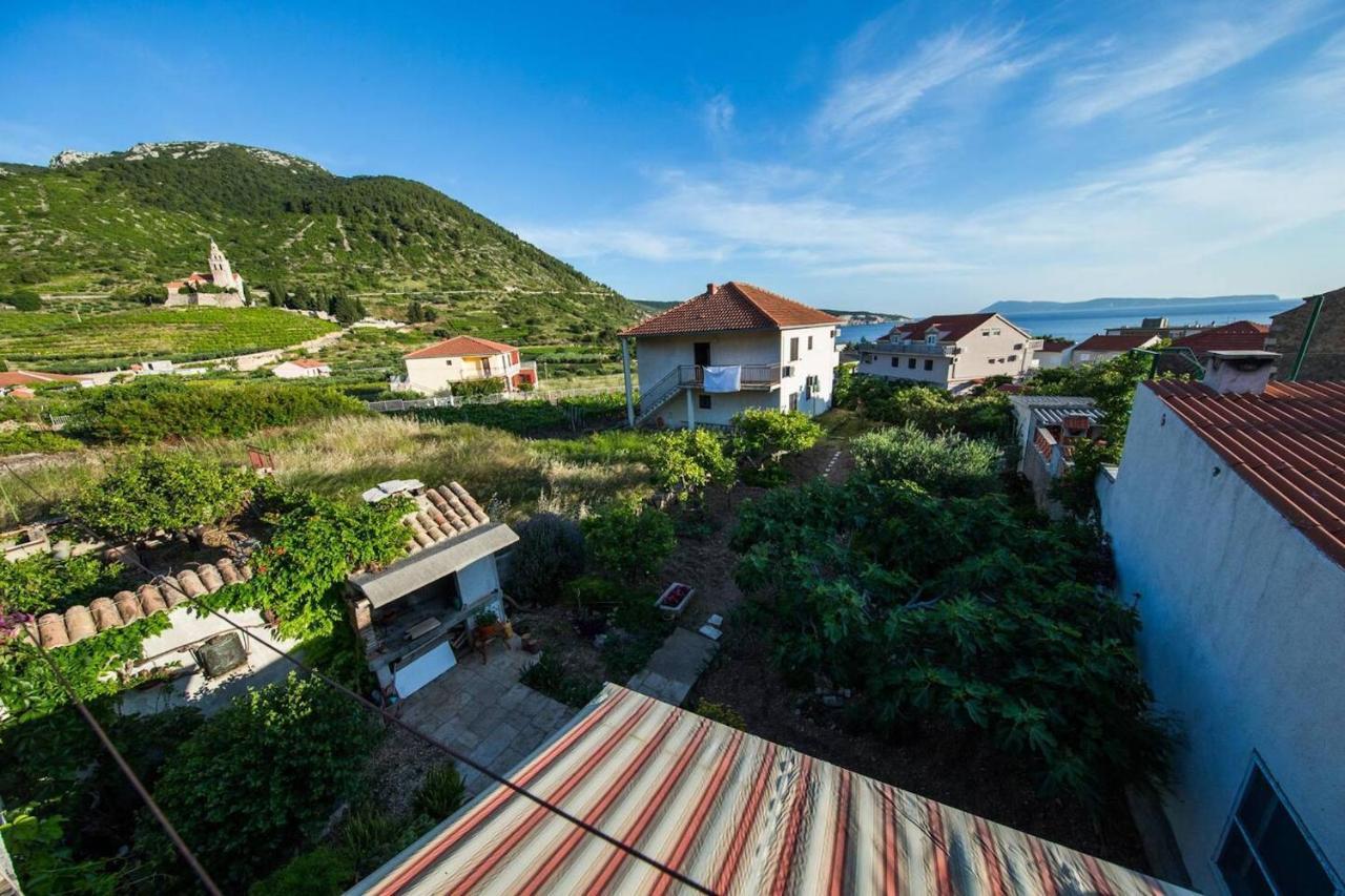 Garden Apartments Комижа Экстерьер фото