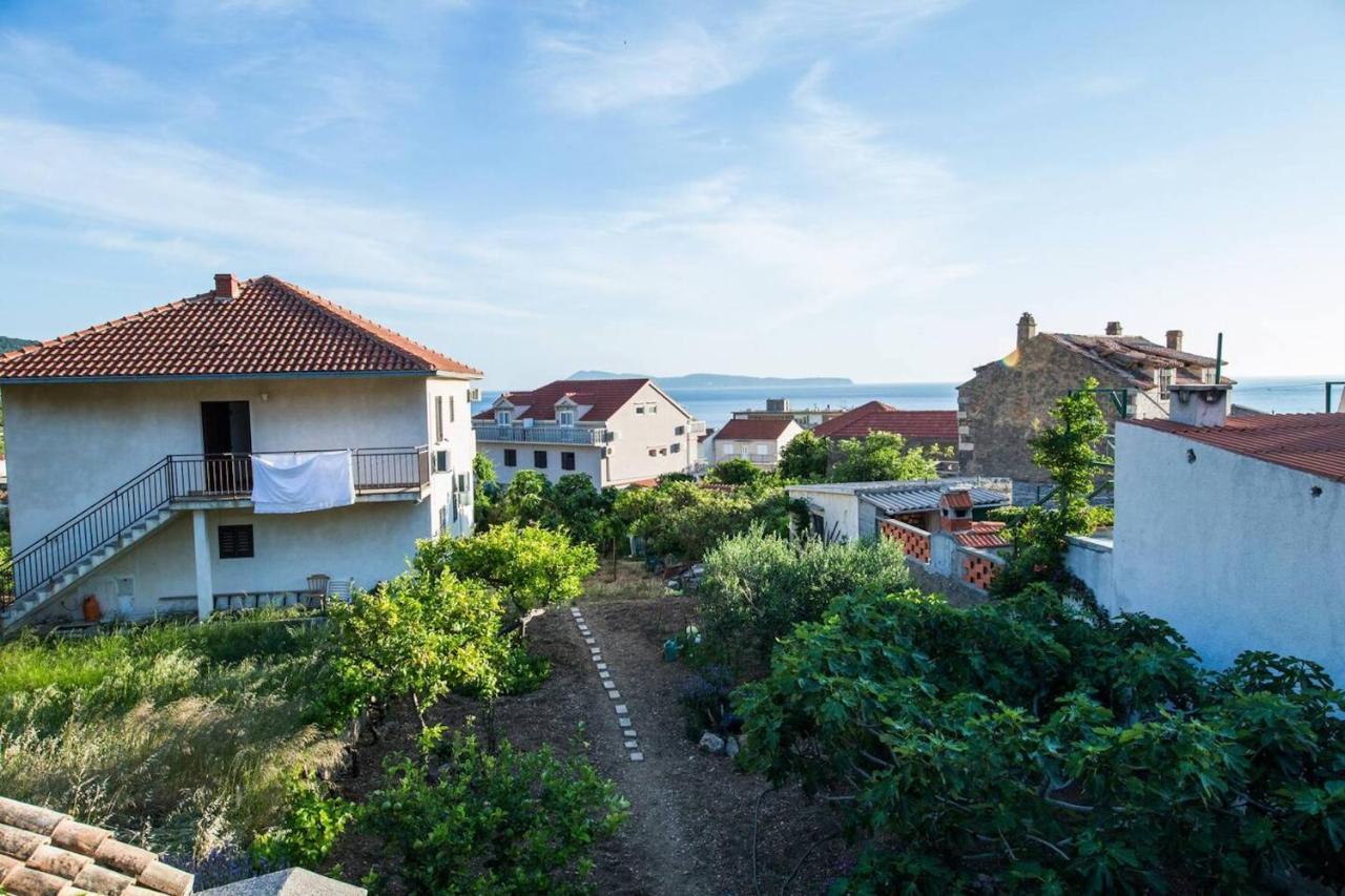 Garden Apartments Комижа Экстерьер фото