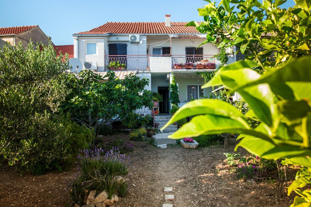 Garden Apartments Комижа Экстерьер фото