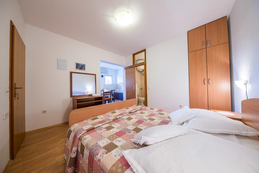 Garden Apartments Комижа Экстерьер фото