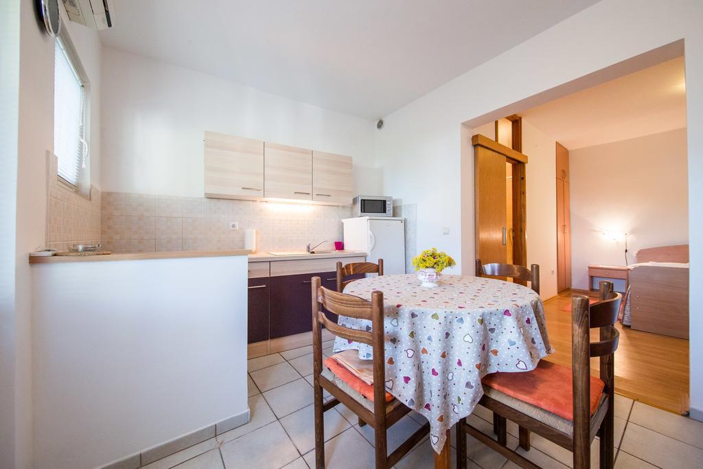 Garden Apartments Комижа Экстерьер фото