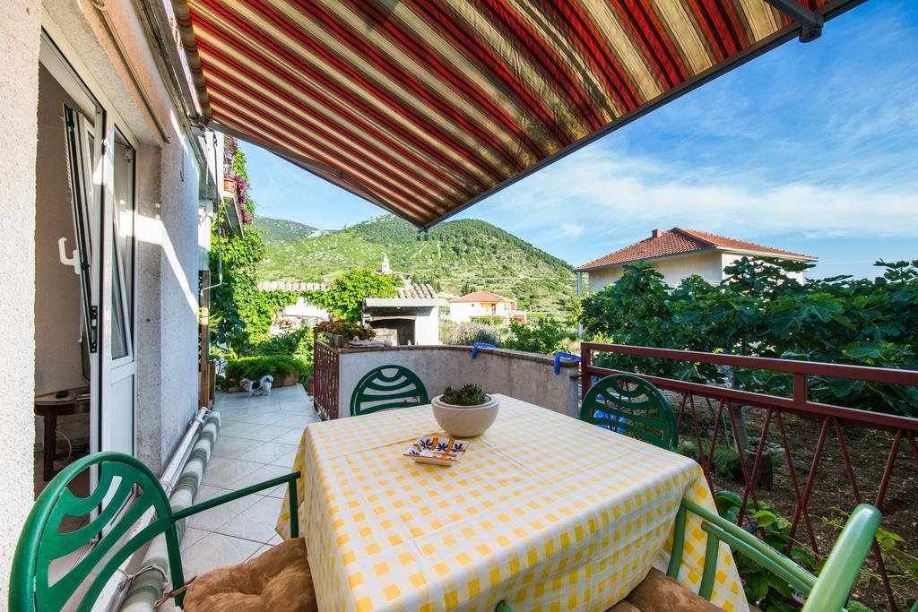 Garden Apartments Комижа Экстерьер фото