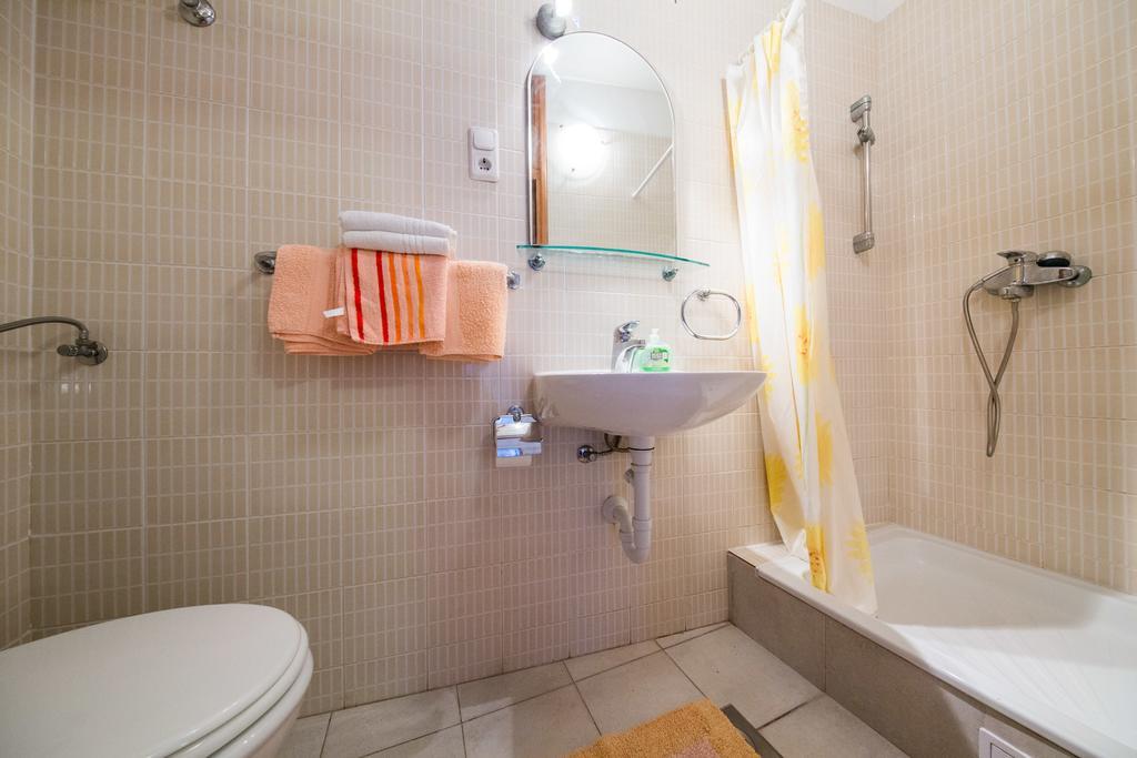 Garden Apartments Комижа Экстерьер фото