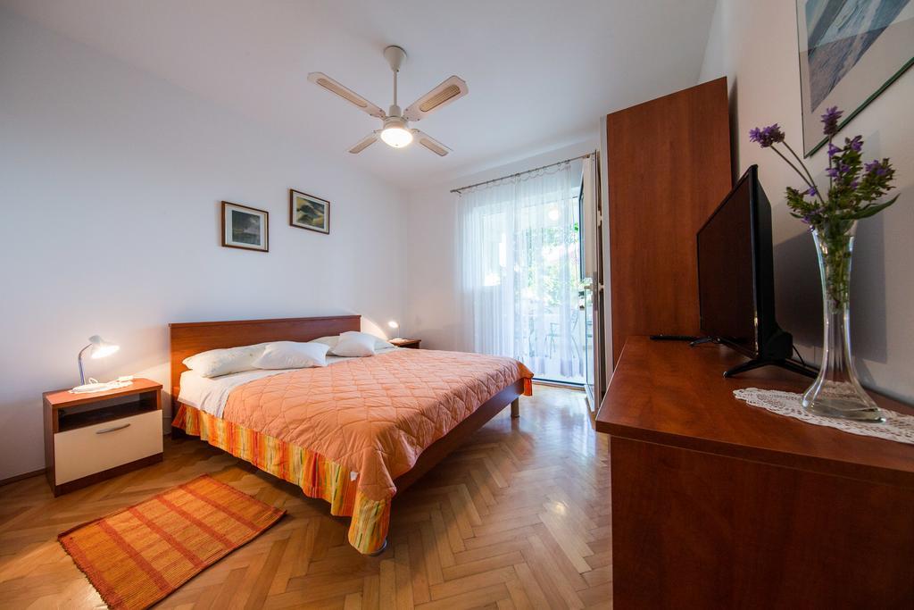 Garden Apartments Комижа Экстерьер фото