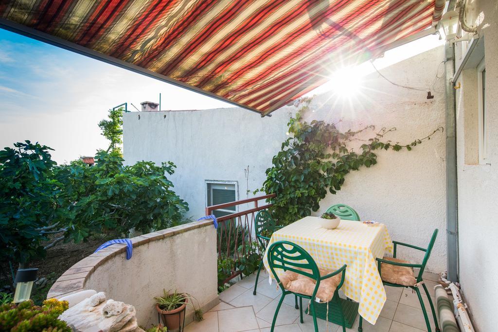 Garden Apartments Комижа Экстерьер фото