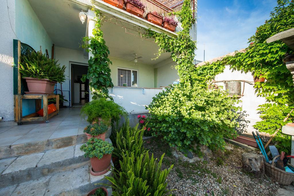 Garden Apartments Комижа Экстерьер фото