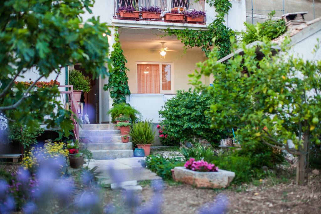 Garden Apartments Комижа Экстерьер фото