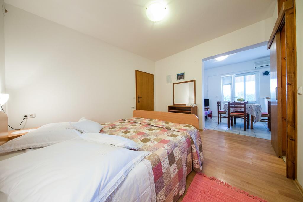Garden Apartments Комижа Экстерьер фото