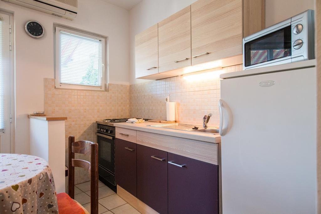 Garden Apartments Комижа Экстерьер фото