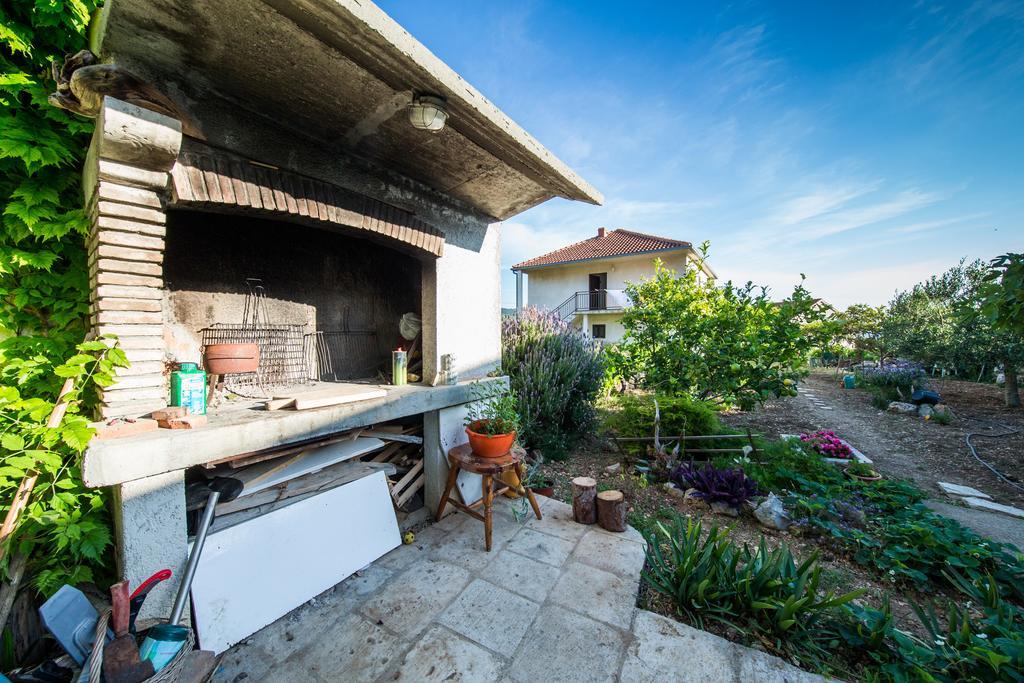 Garden Apartments Комижа Экстерьер фото