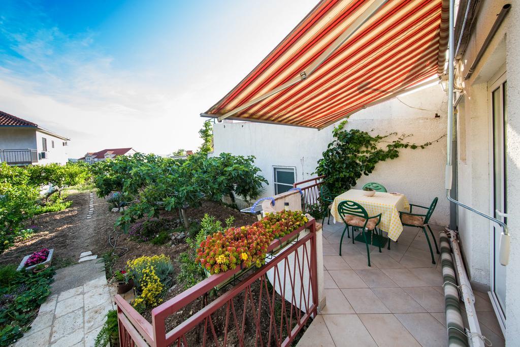 Garden Apartments Комижа Экстерьер фото